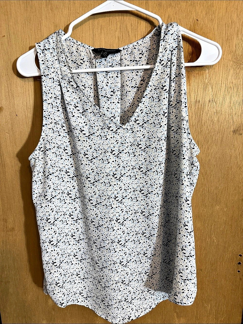Banana Republic Floral Sleeveless Blouse in White & Blue Size Medium